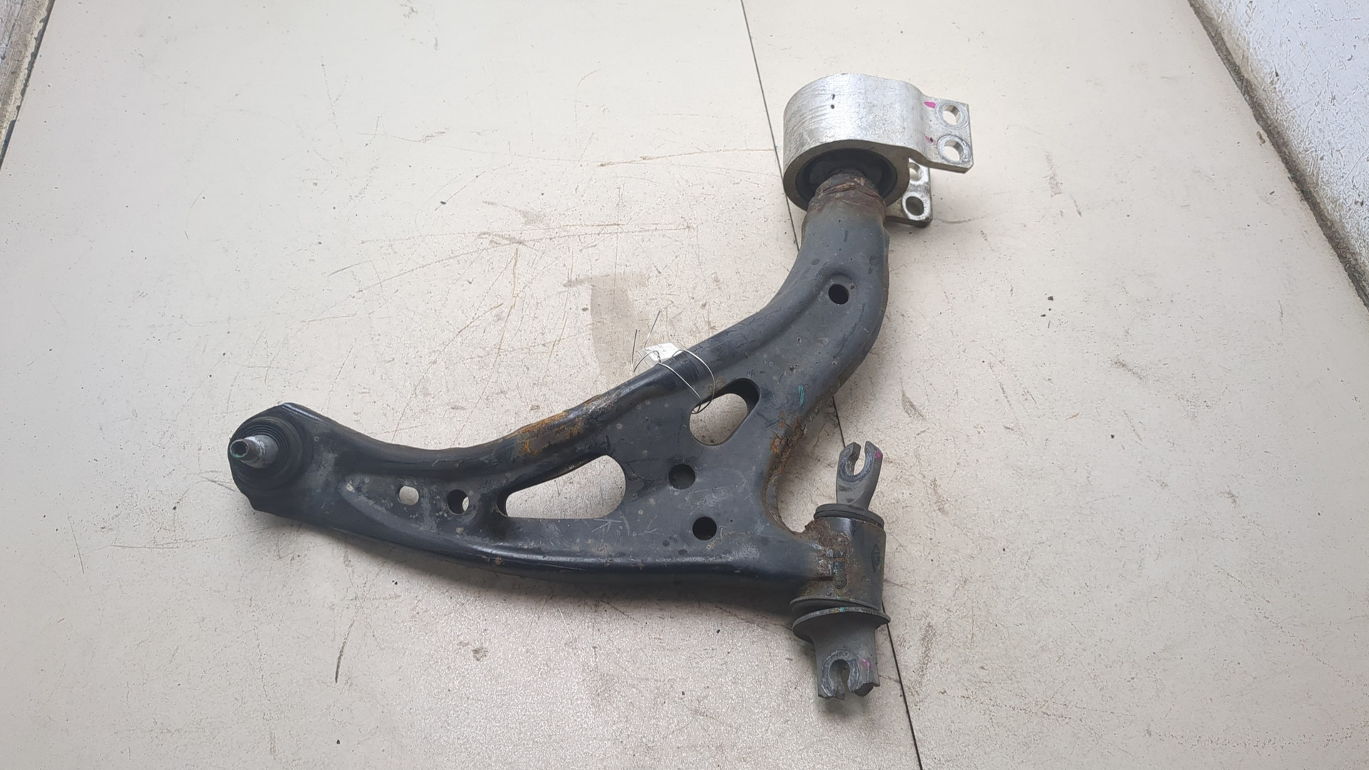 Рычаг передний правый