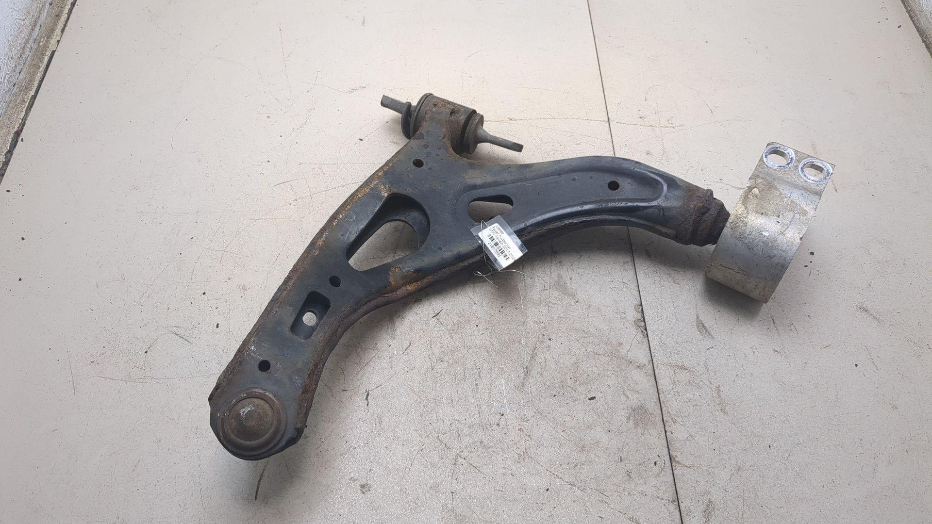 Рычаг передний правый