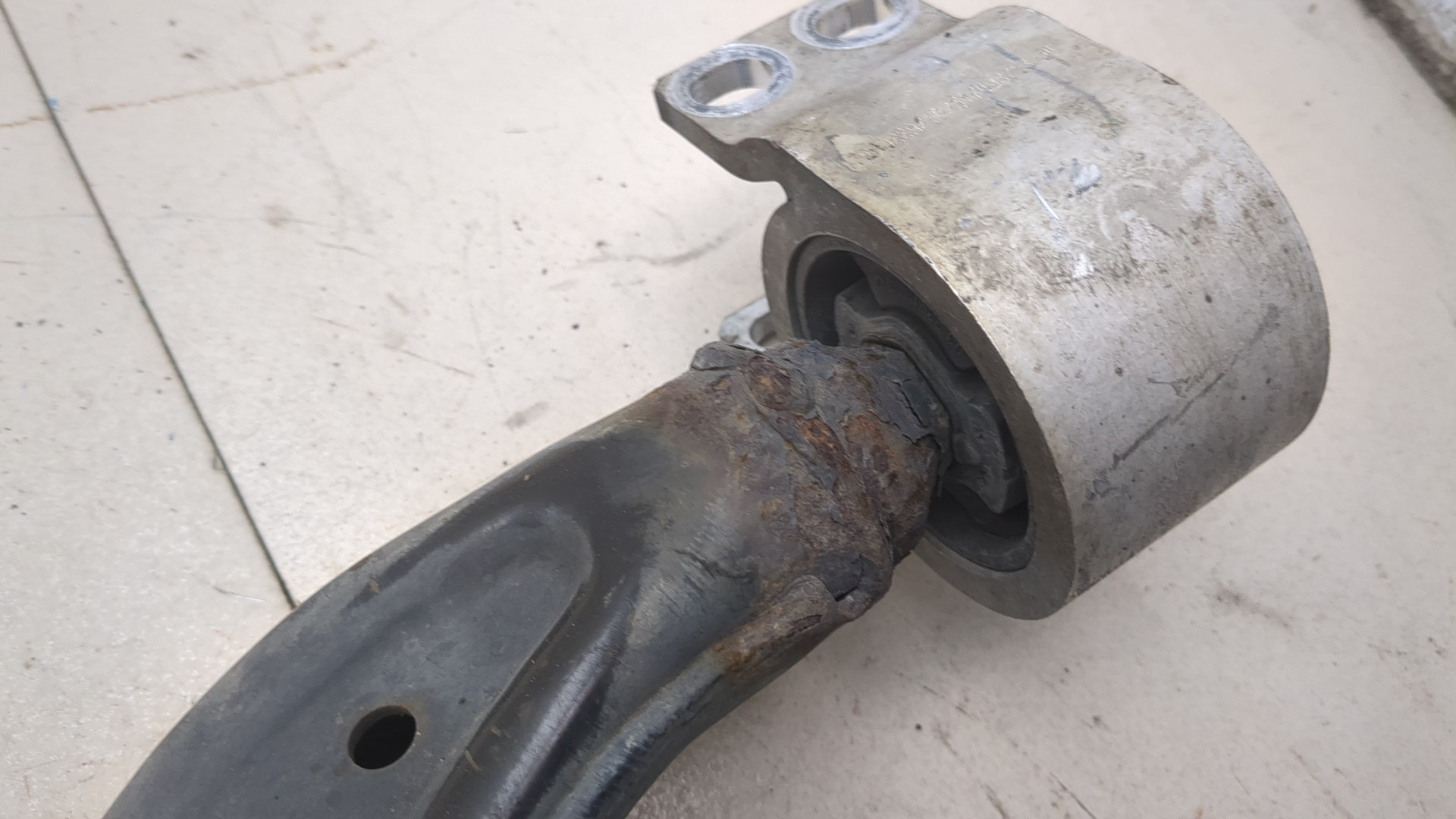 Рычаг передний правый