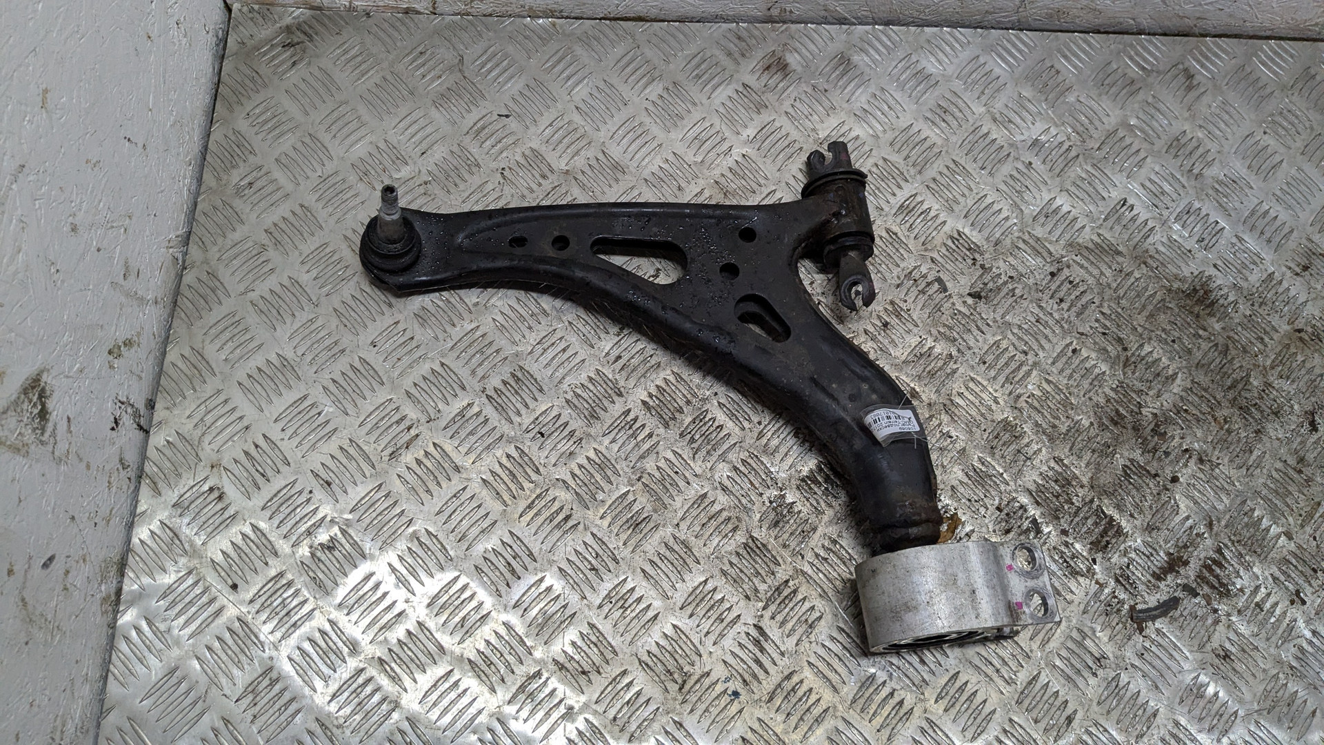 Рычаг передний левый