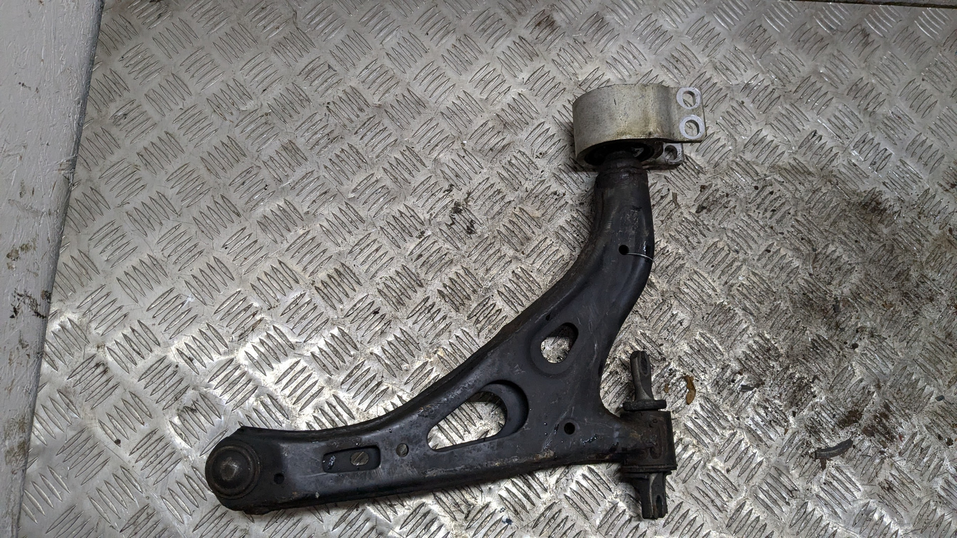 Рычаг передний левый