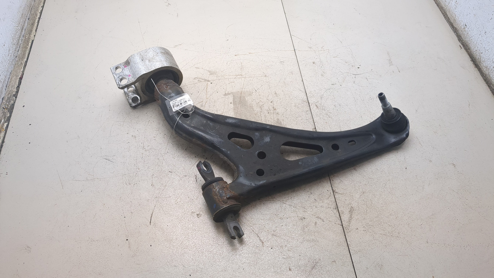 Рычаг передний левый