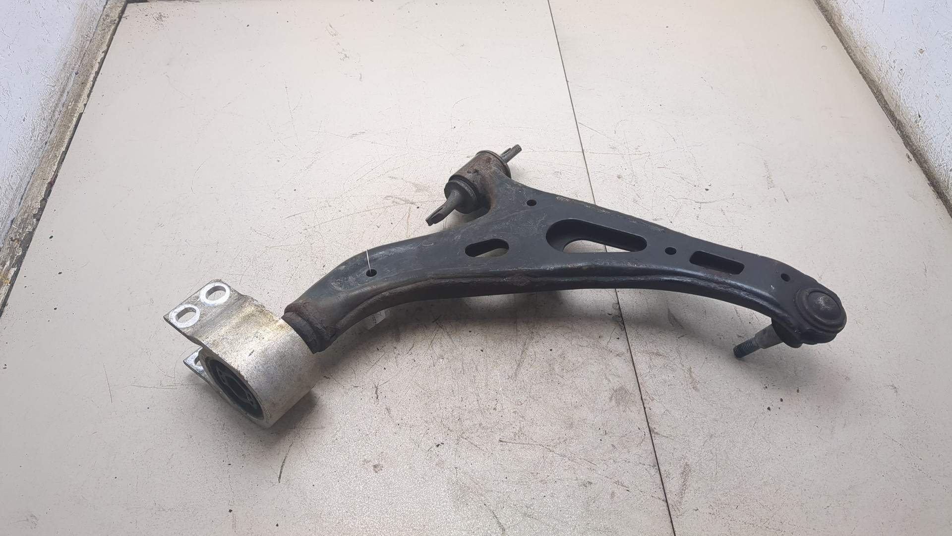 Рычаг передний левый