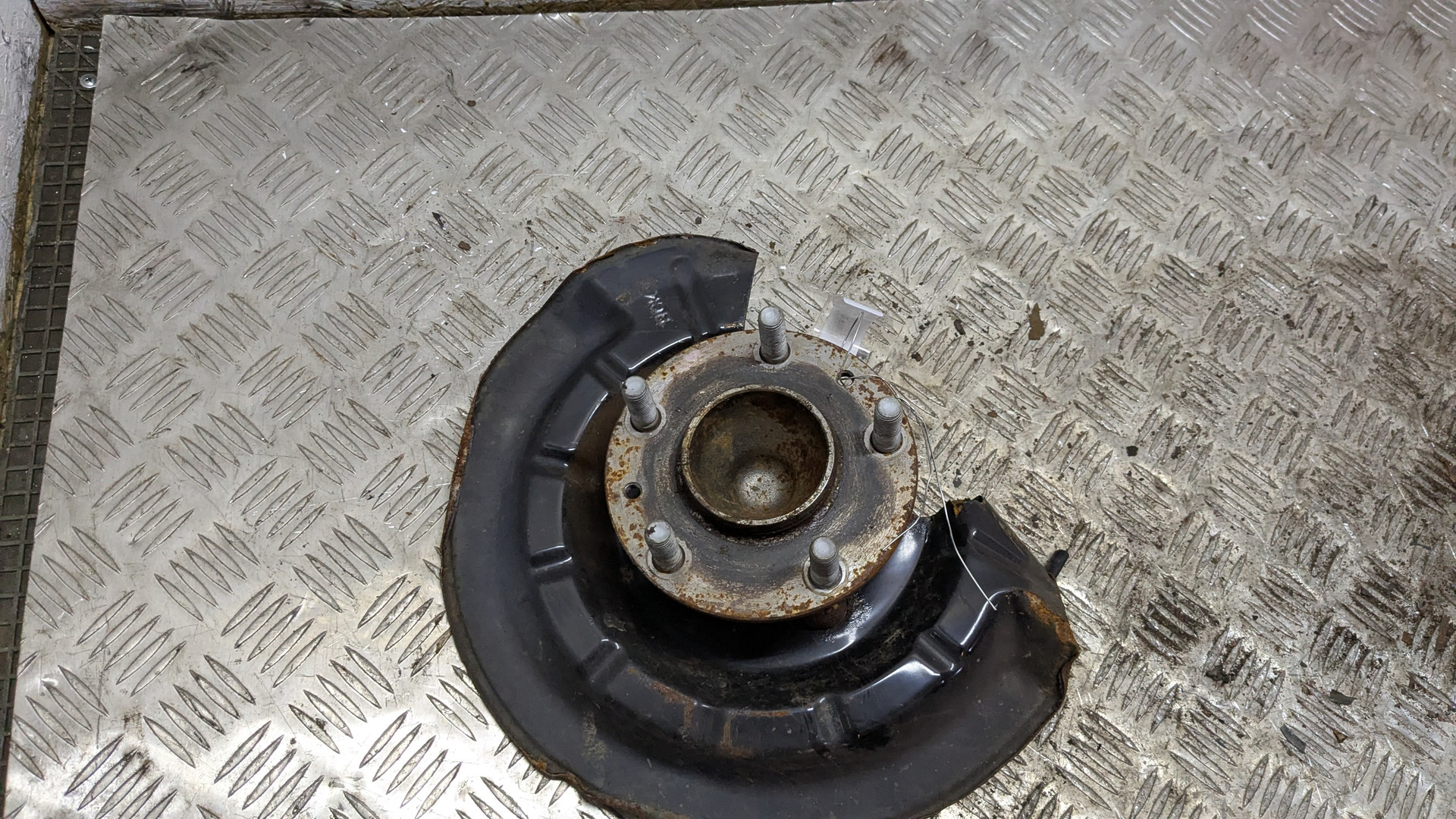 Кулак поворотный задний левый