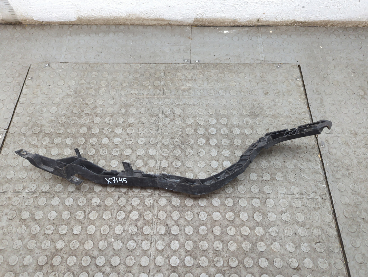 Кронштейн фар правый