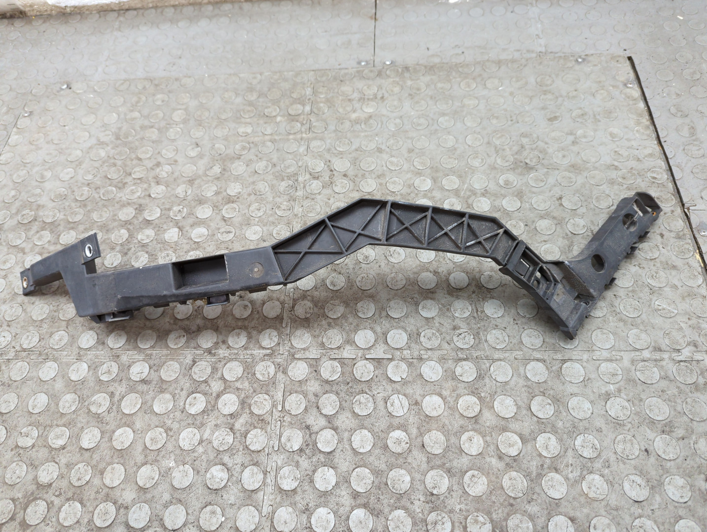 Кронштейн фар правый