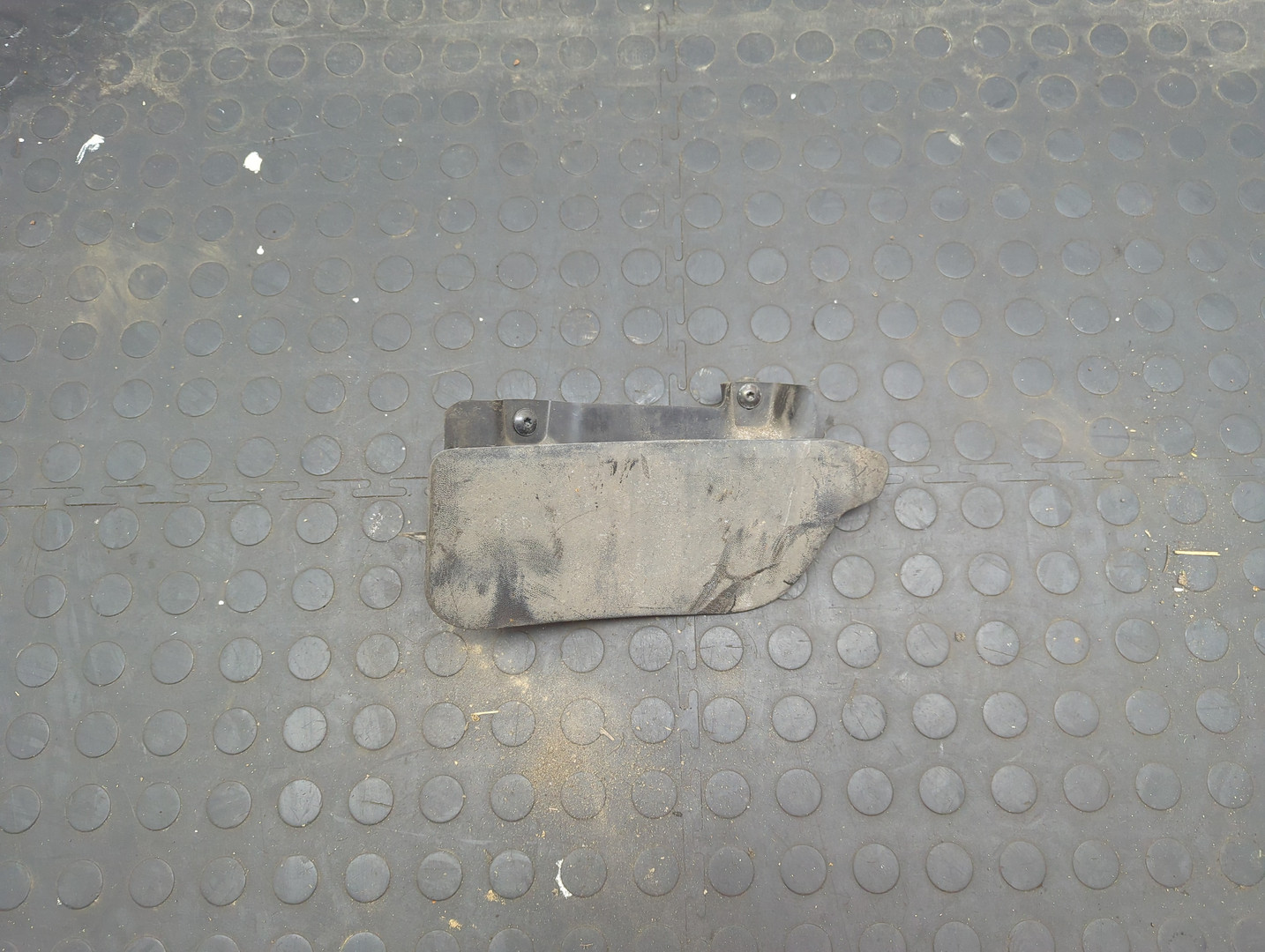 Брызговик передний левый