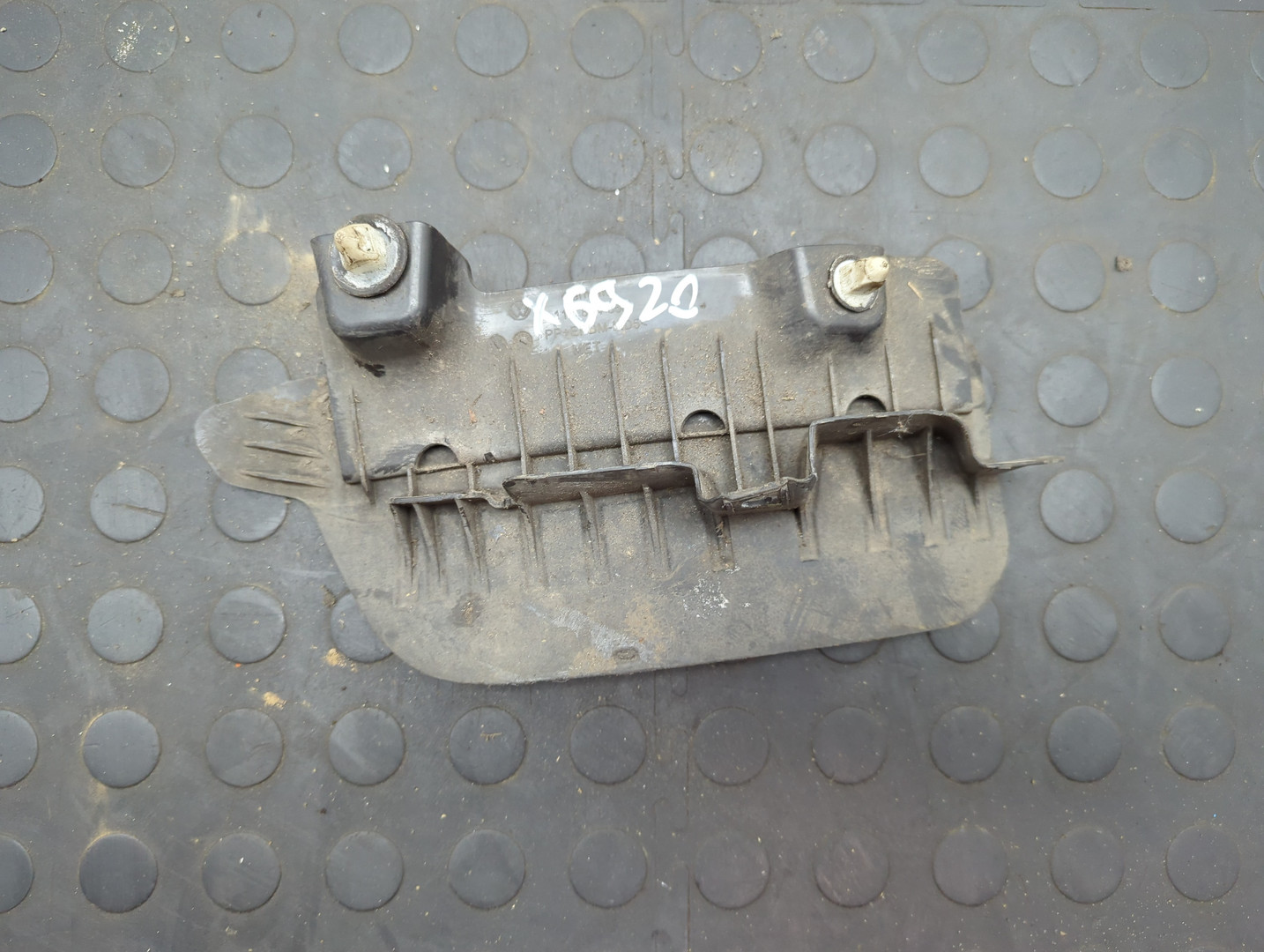 Брызговик передний левый