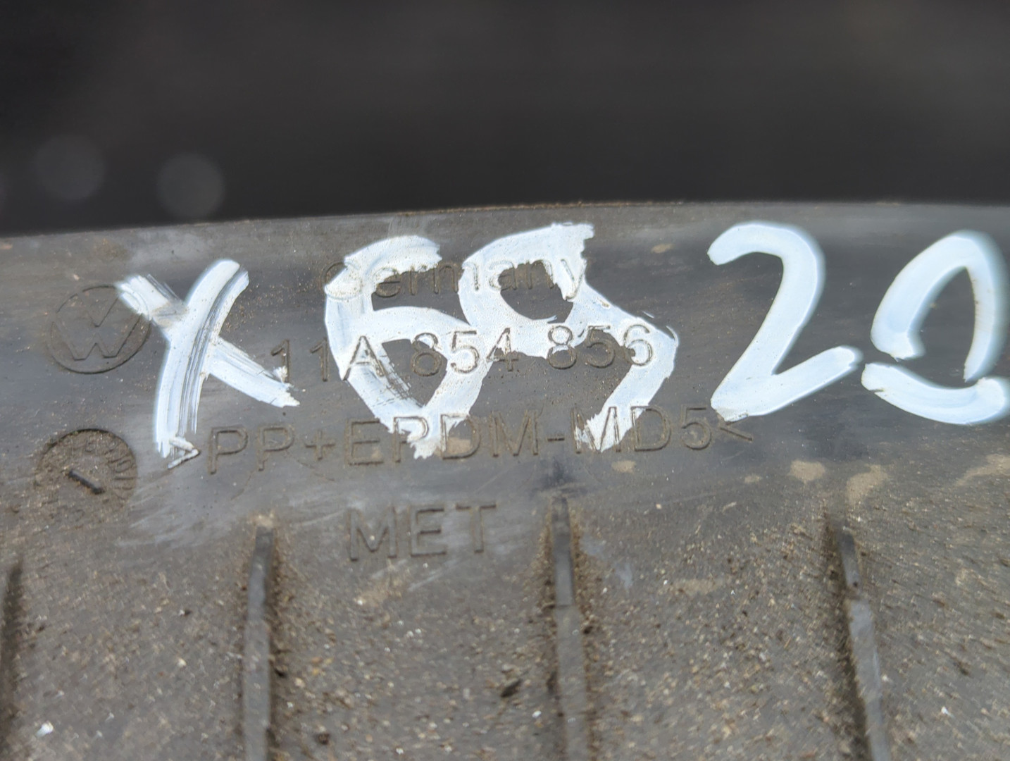 Брызговик передний левый