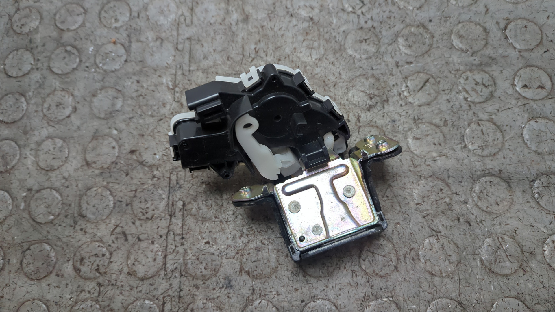 Замок багажника