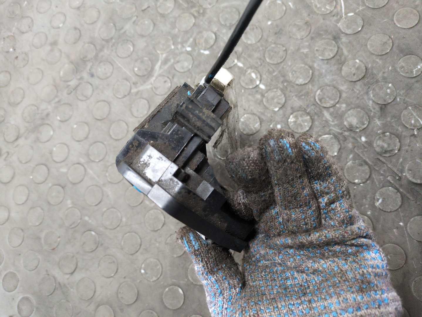 Замок двери передней левой