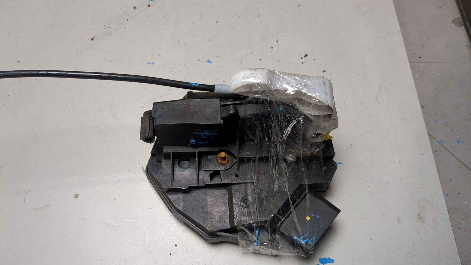 Замок двери передней левой