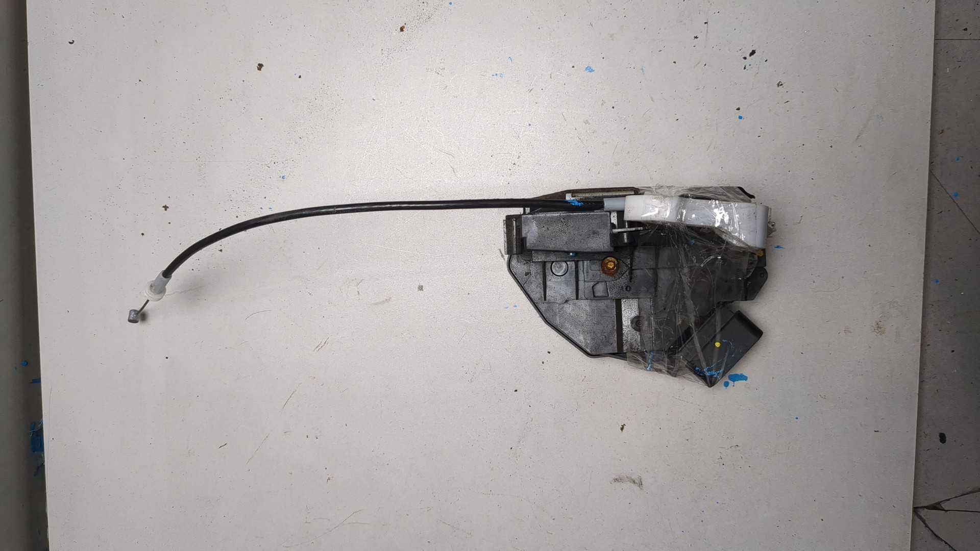 Замок двери передней левой