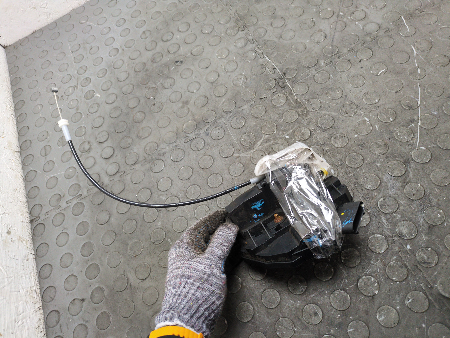 Замок двери передней левой