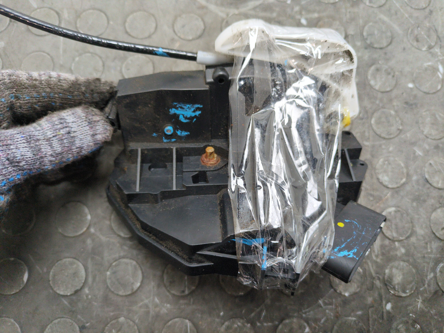 Замок двери передней левой