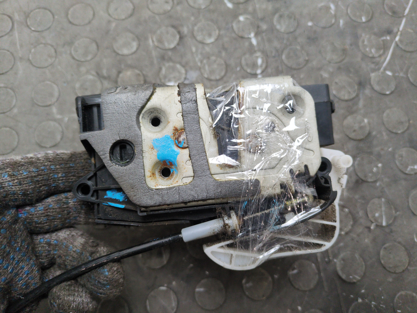 Замок двери передней левой