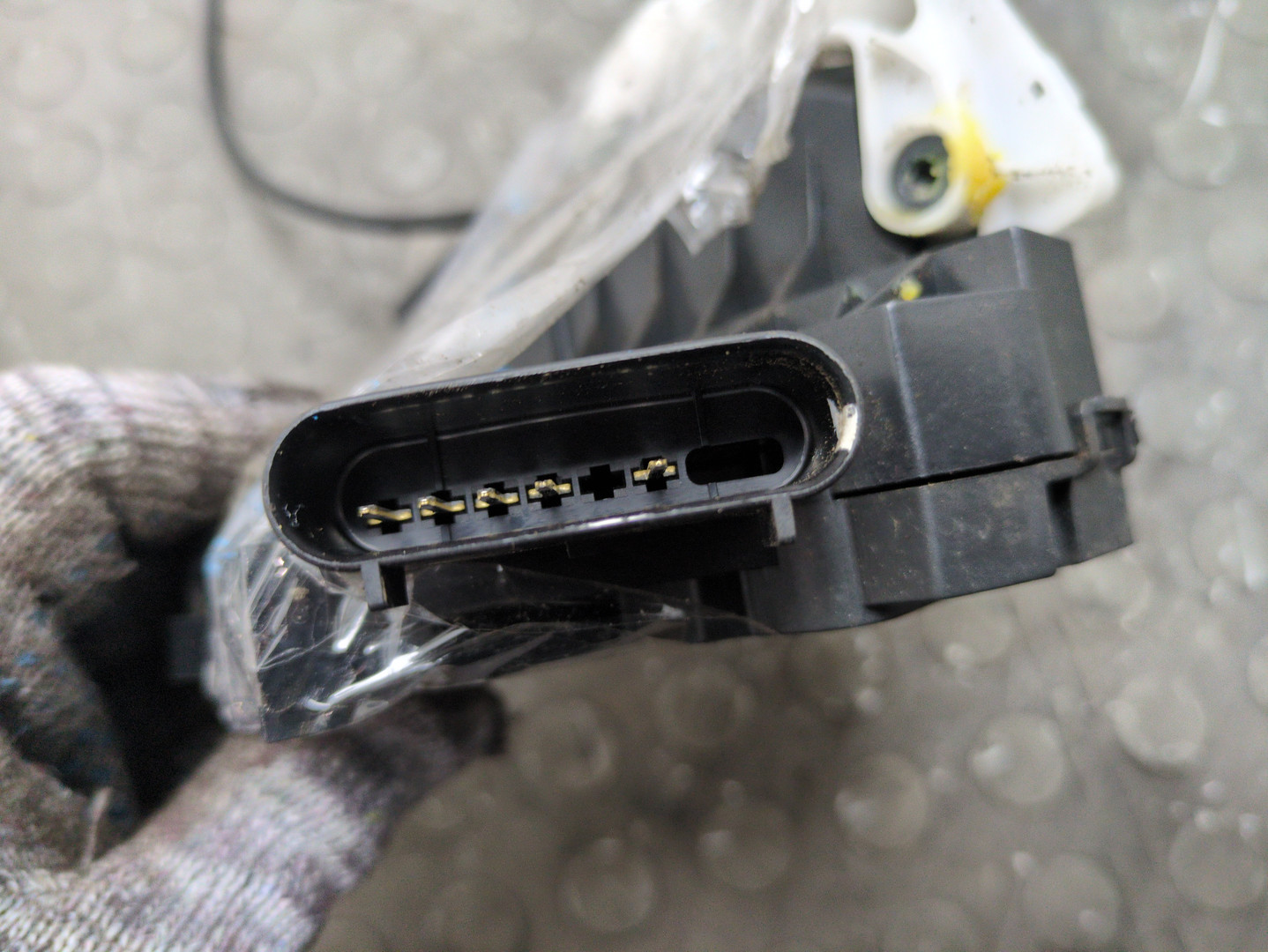 Замок двери передней левой