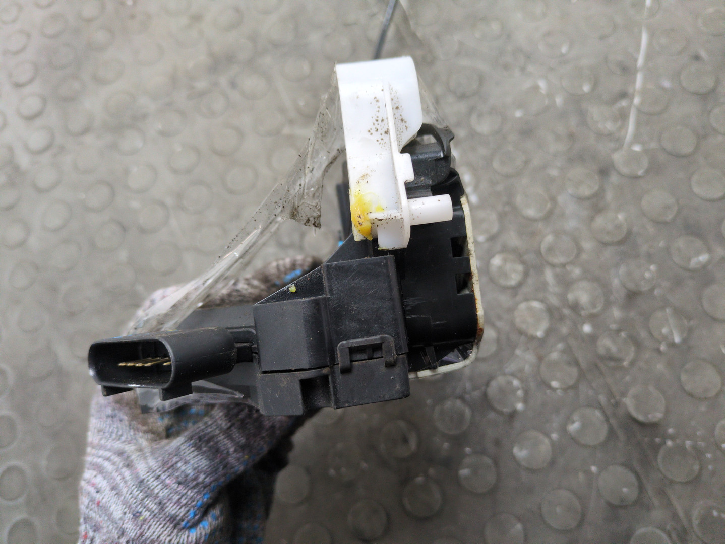 Замок двери передней левой