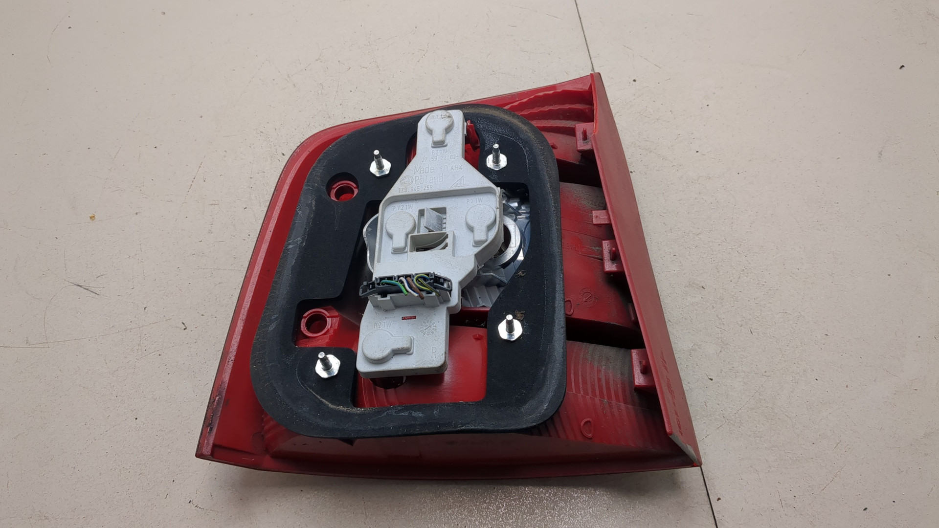 Фонарь задний правый