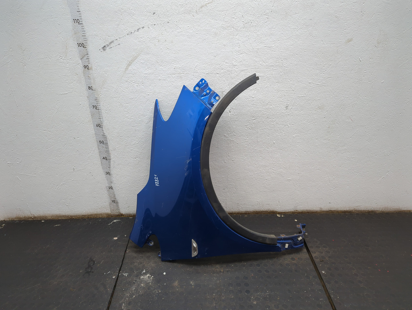 Крыло переднее правое