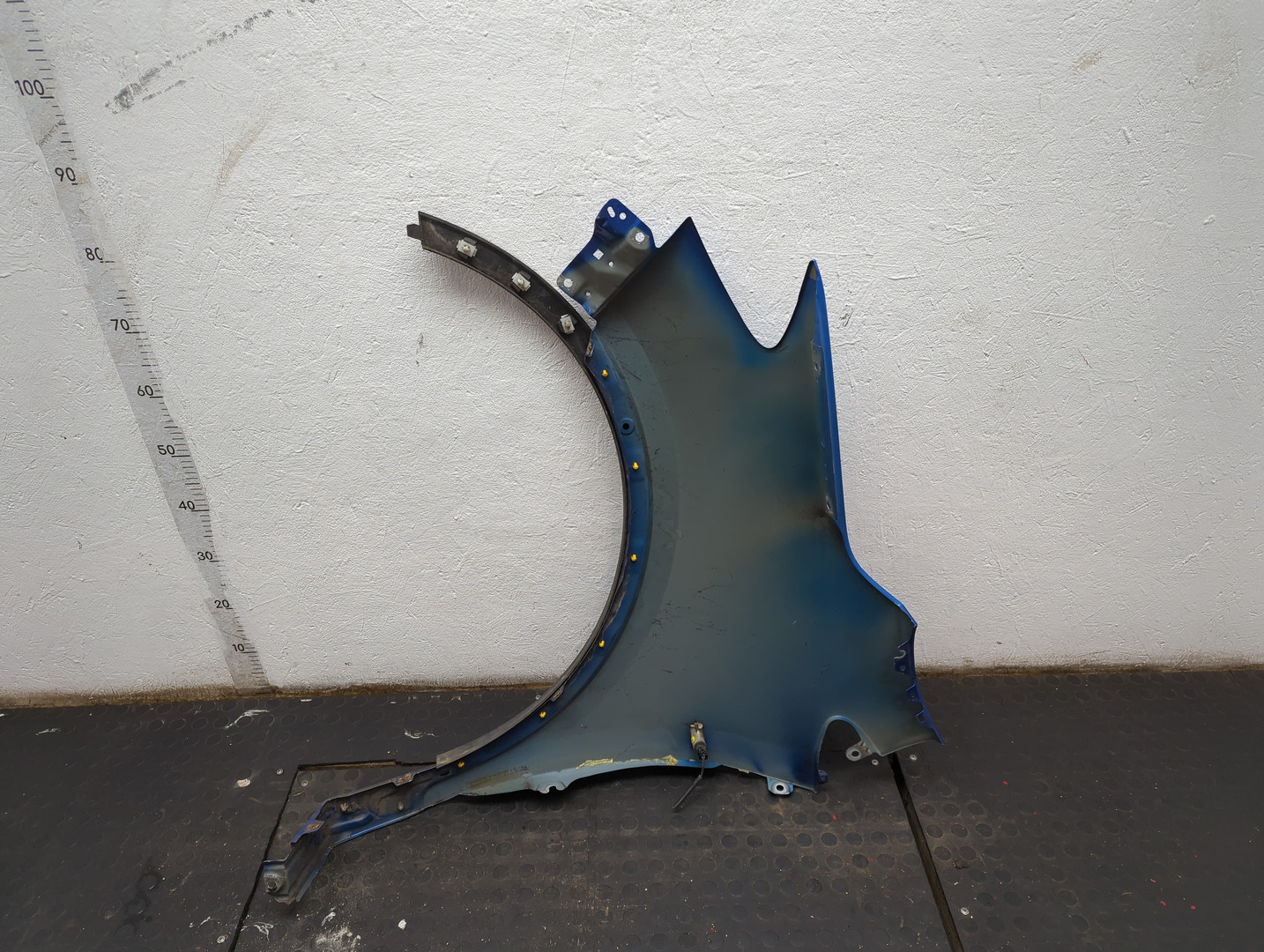 Крыло переднее правое