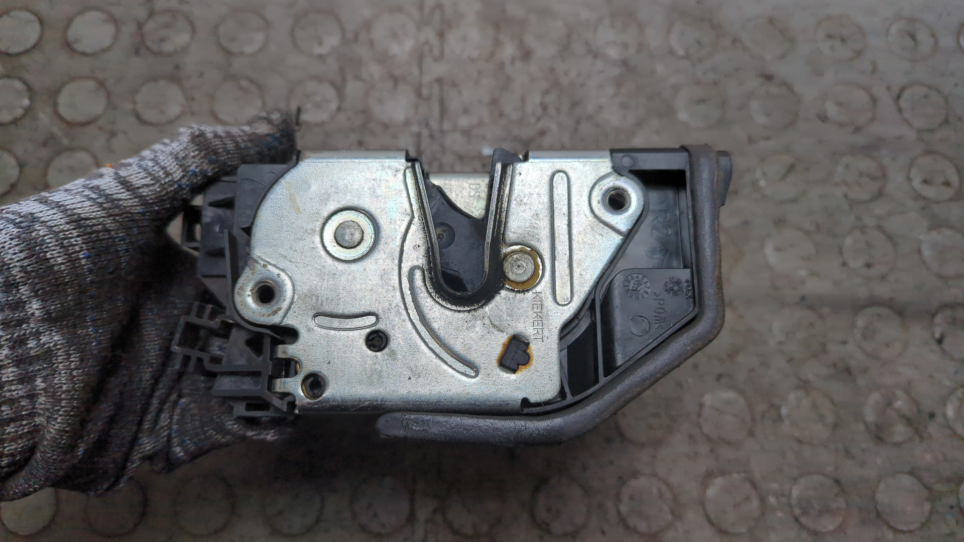 Замок двери передней правой