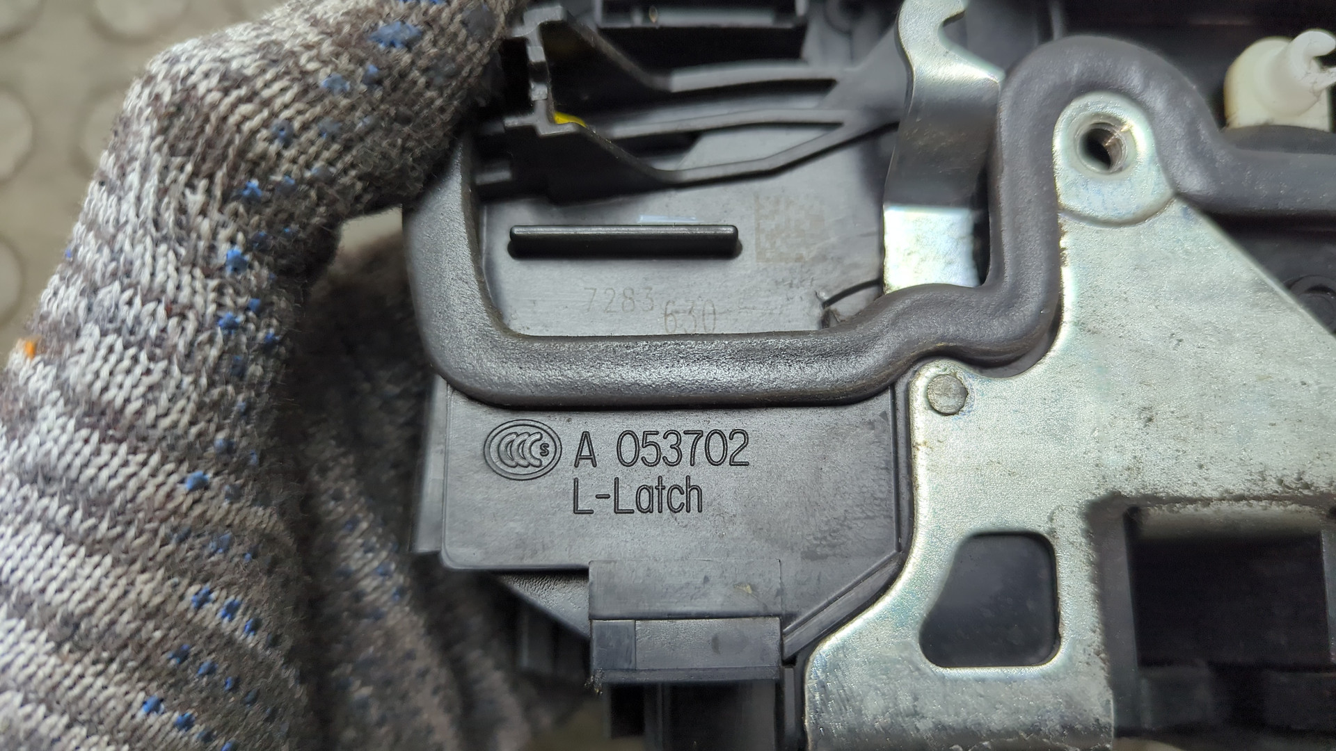 Замок двери передней правой