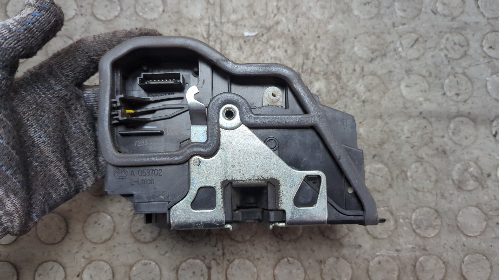 Замок двери передней правой