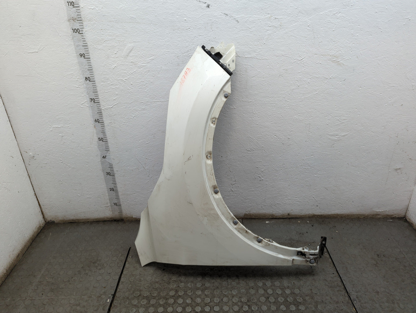 Крыло переднее правое