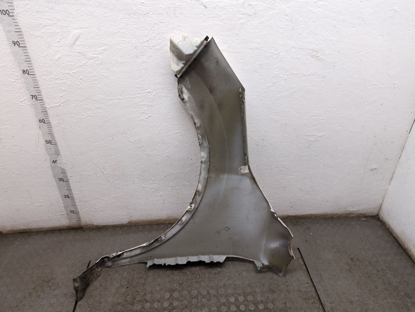 Крыло переднее правое