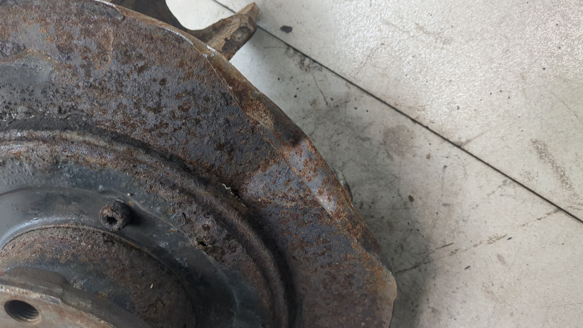Кулак поворотный задний левый