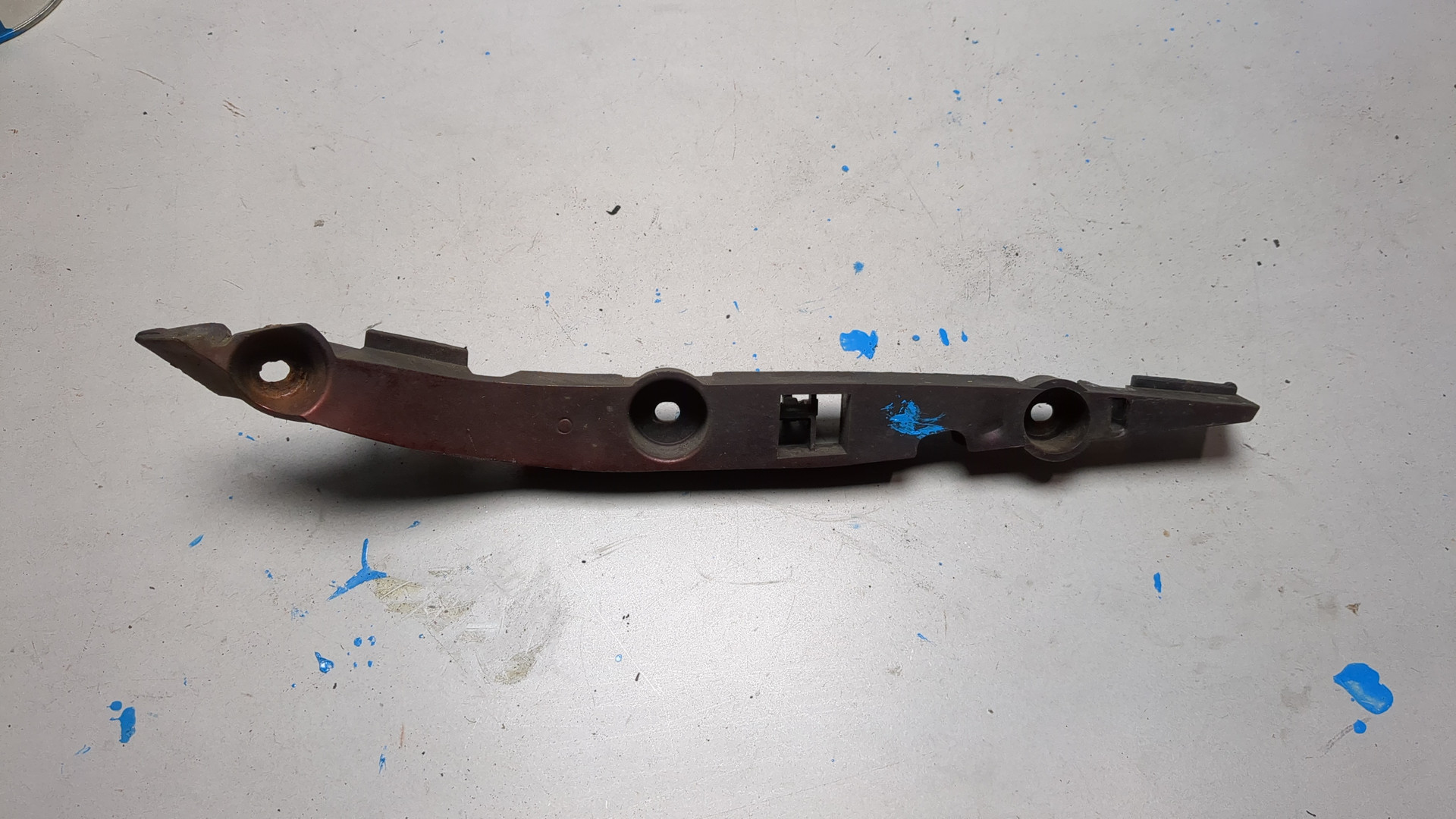 Кронштейн переднего бампера правый