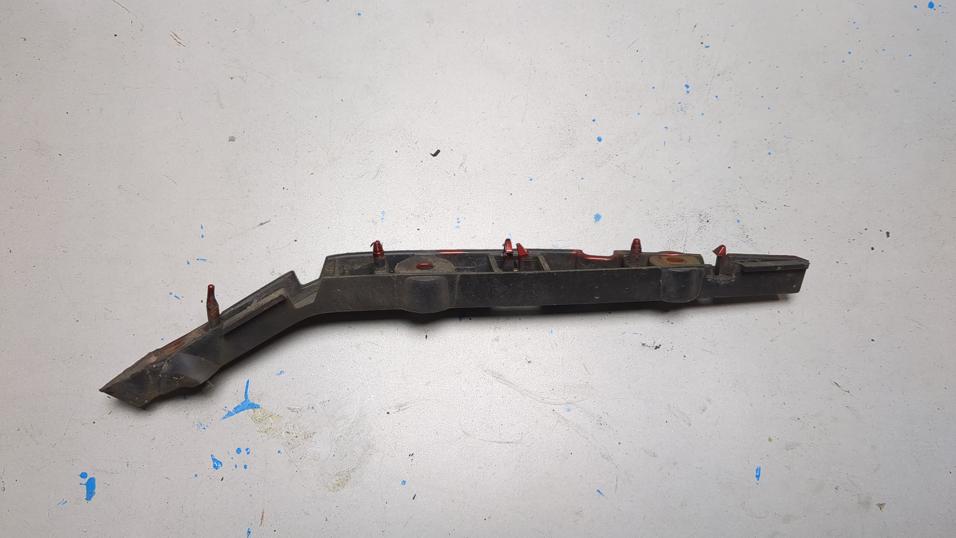 Кронштейн переднего бампера правый