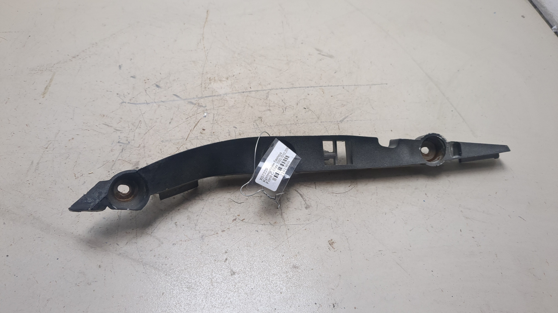 Кронштейн переднего бампера правый