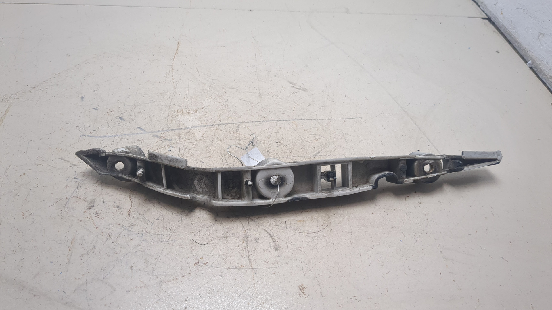 Кронштейн переднего бампера правый