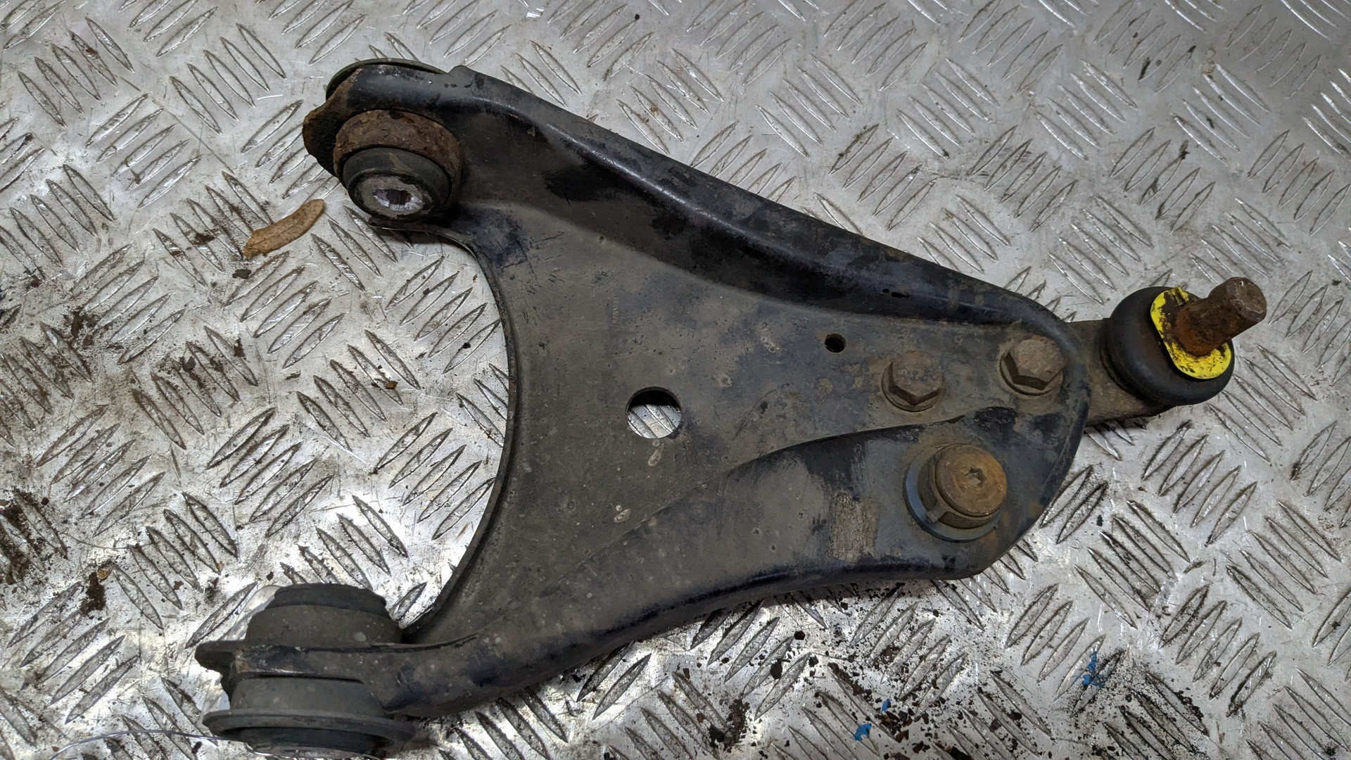 Рычаг передний правый