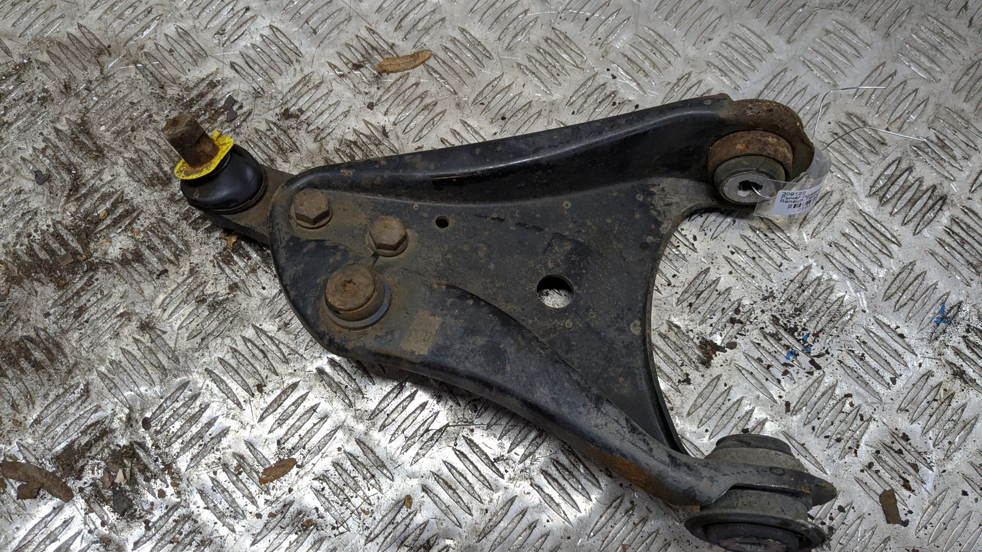 Рычаг передний левый