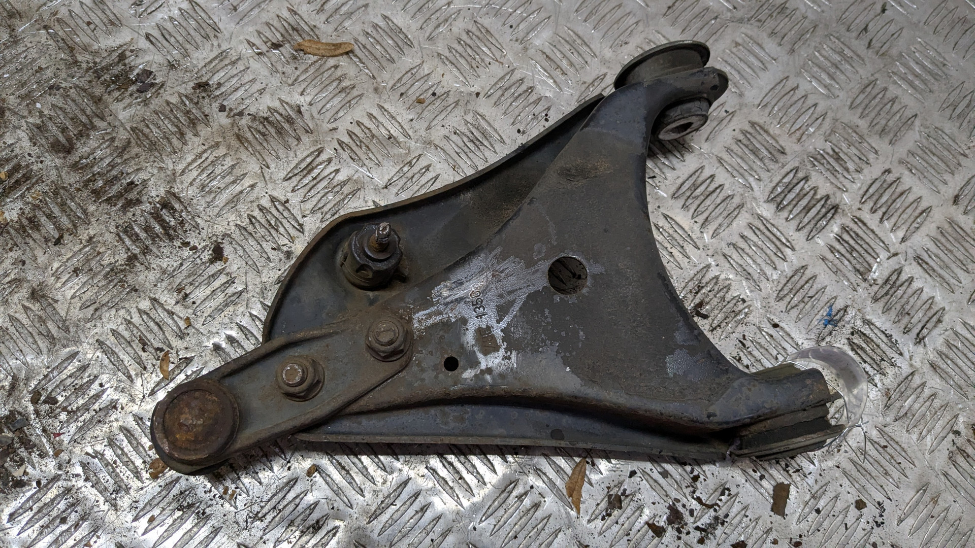 Рычаг передний левый