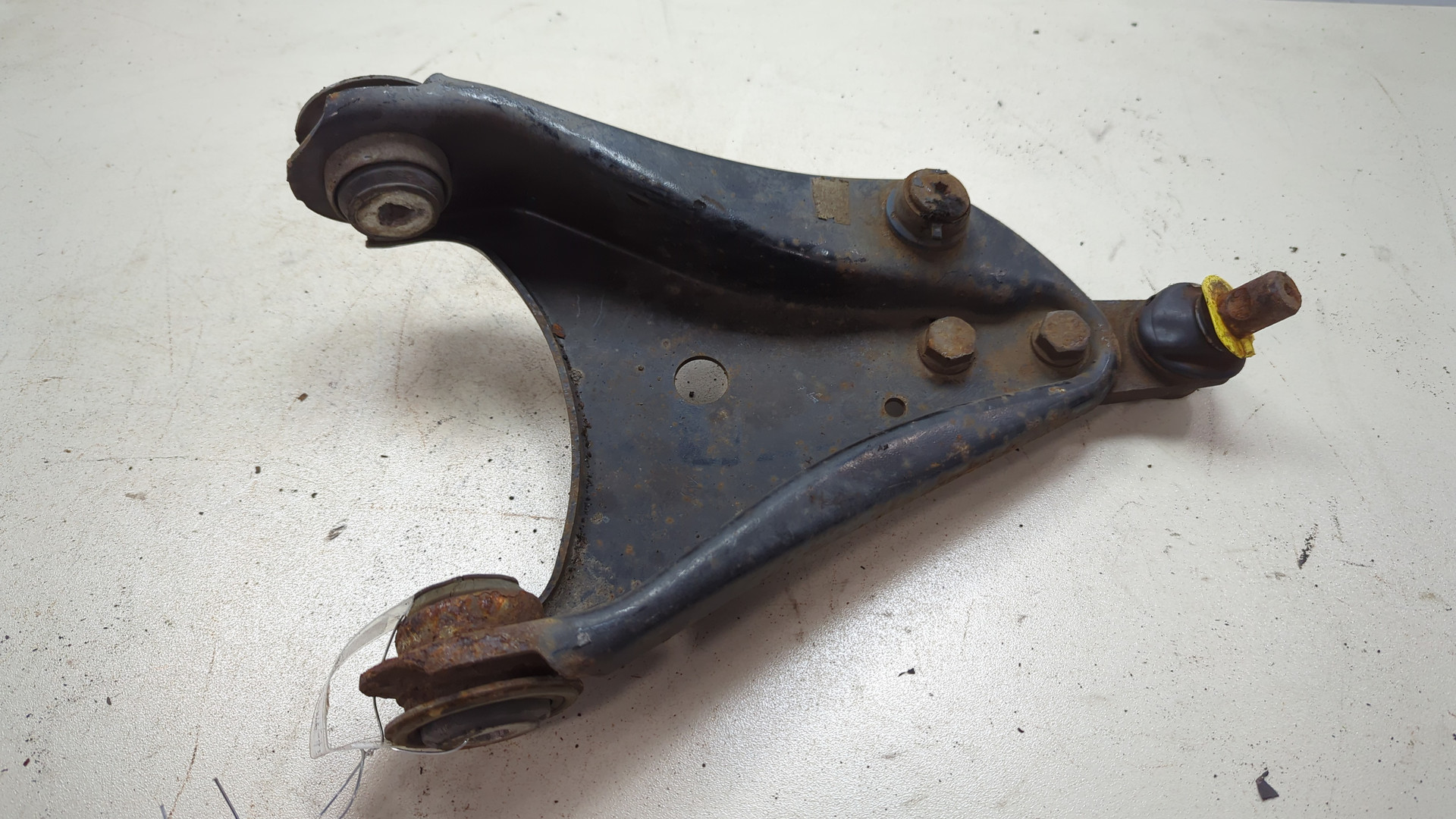 Рычаг передний левый