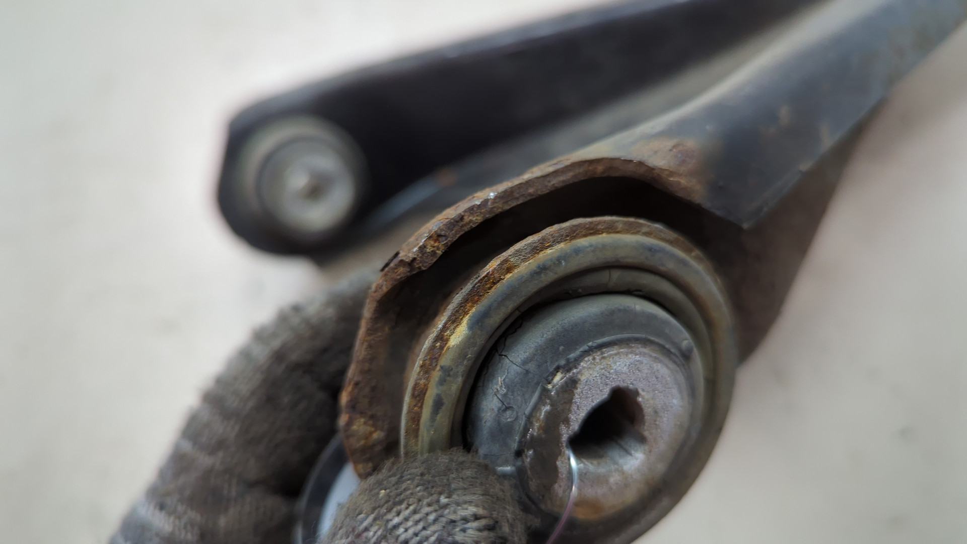 Рычаг передний левый