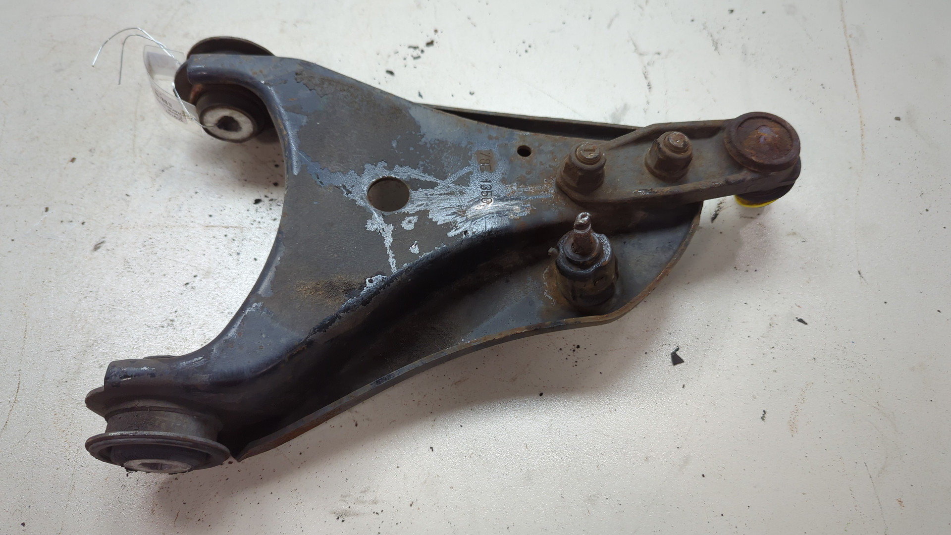 Рычаг передний левый