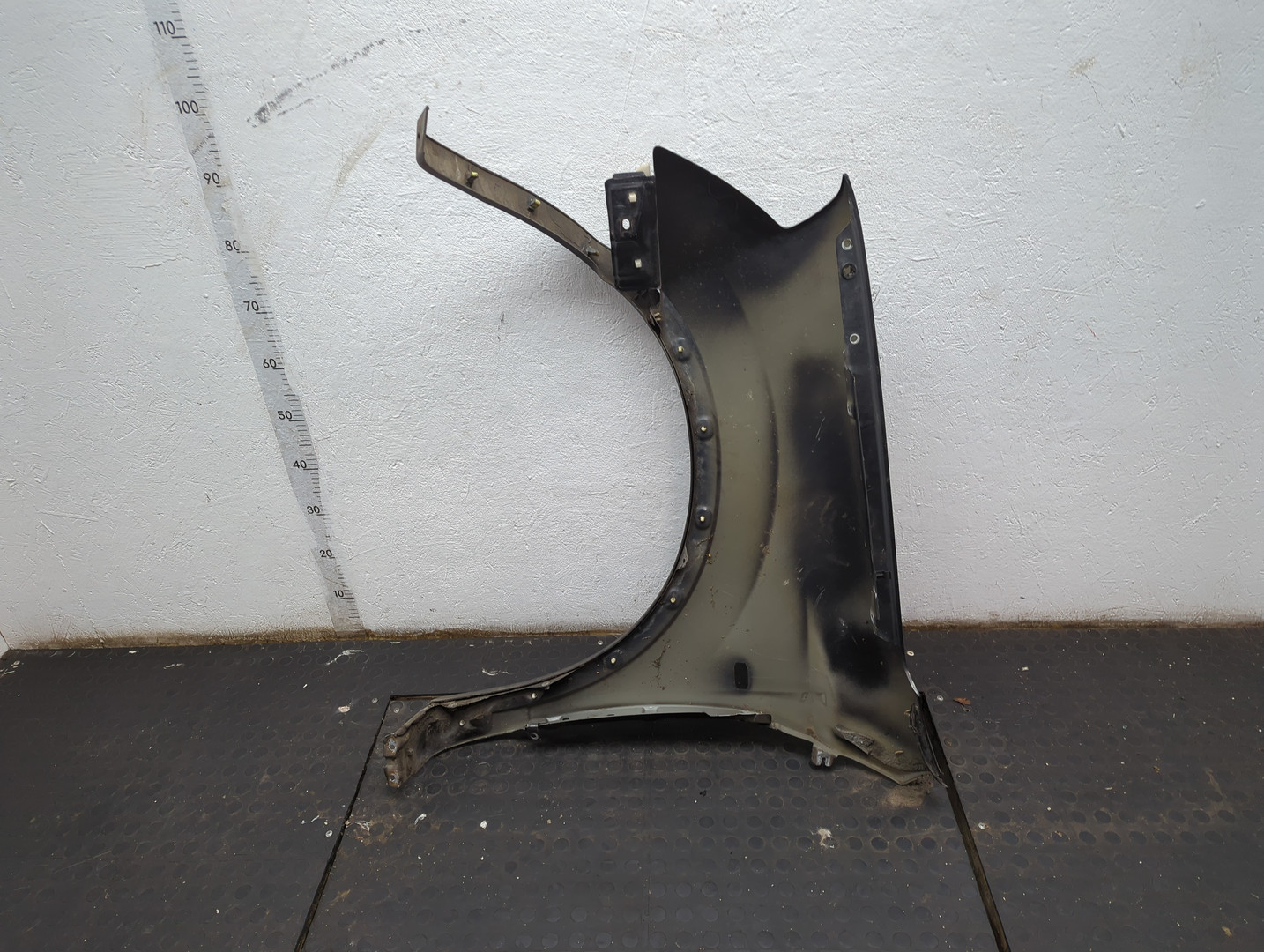 Крыло переднее правое