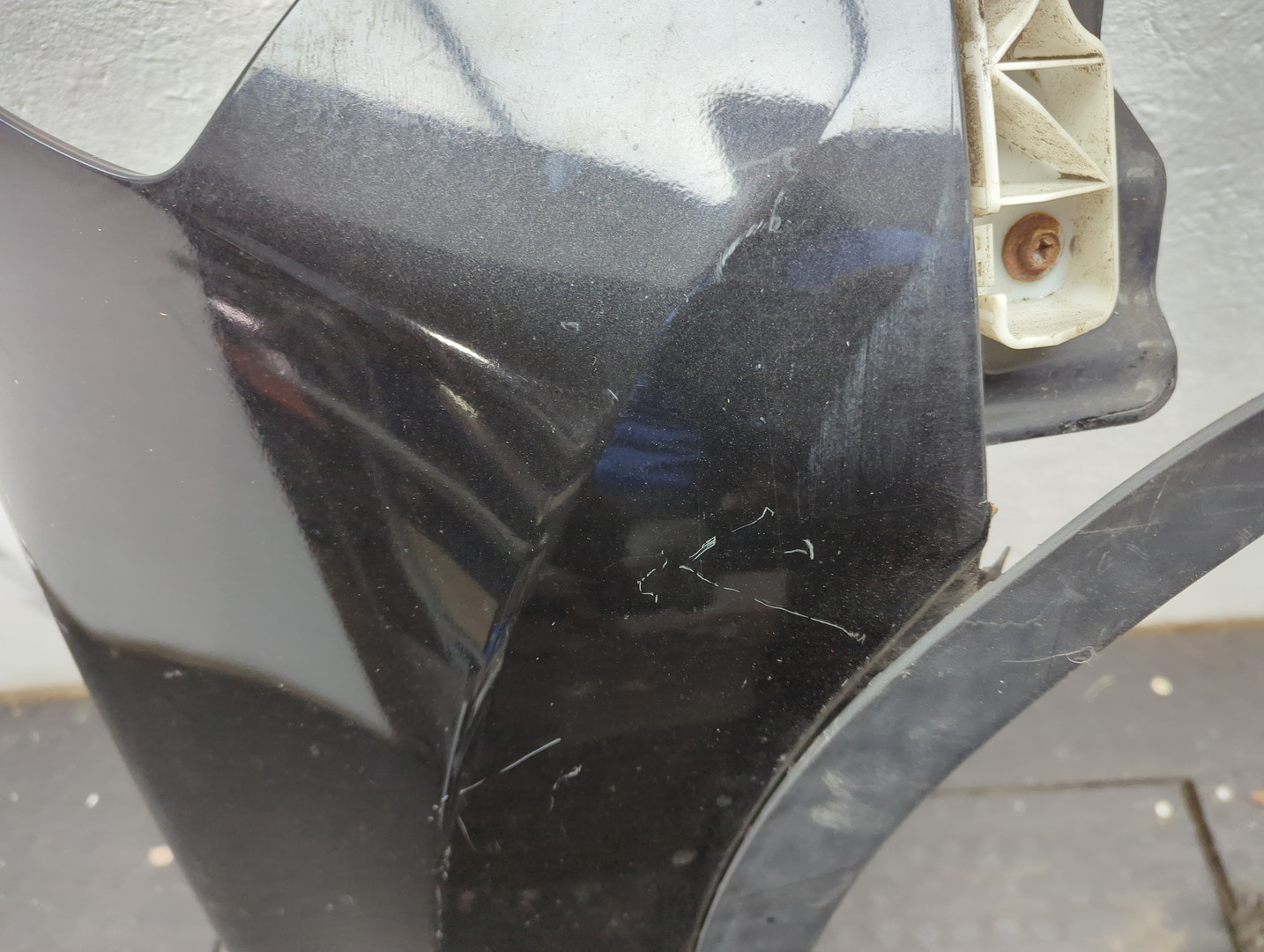 Крыло переднее правое