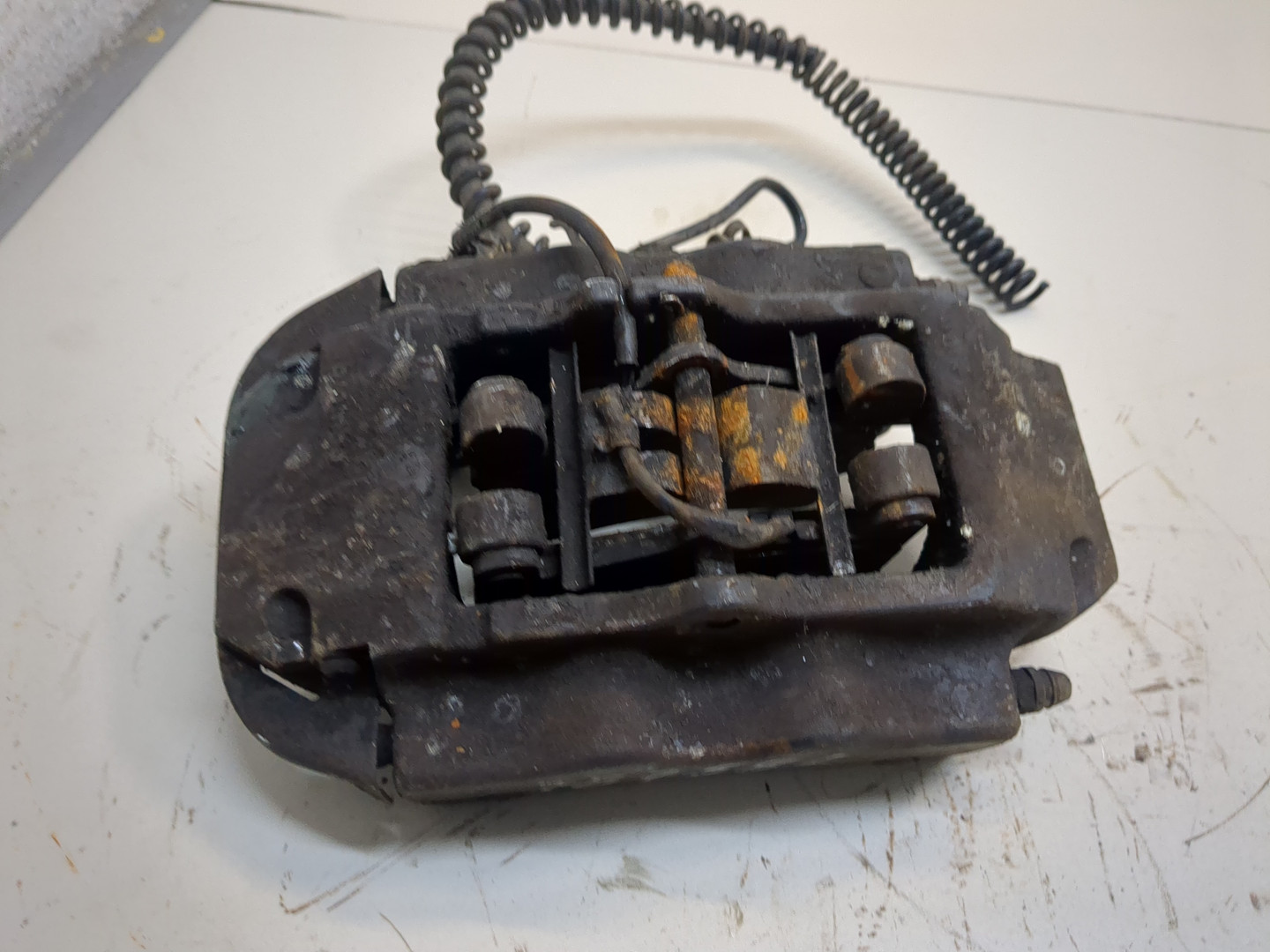 Суппорт задний левый