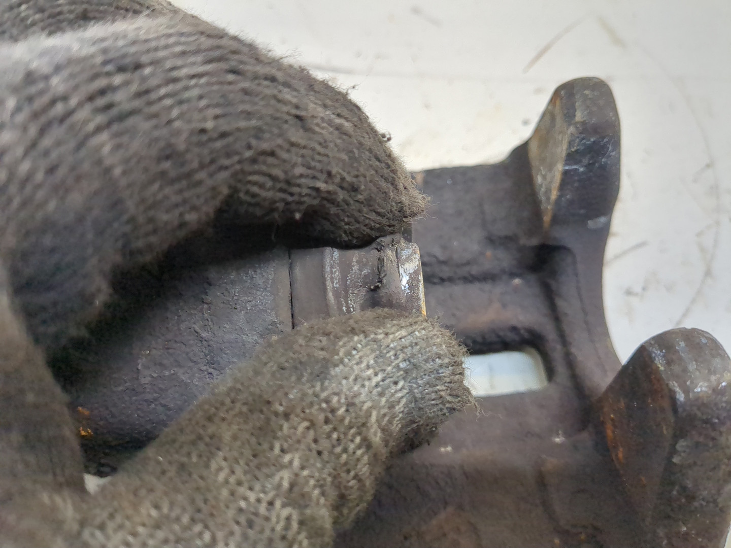 Суппорт задний левый