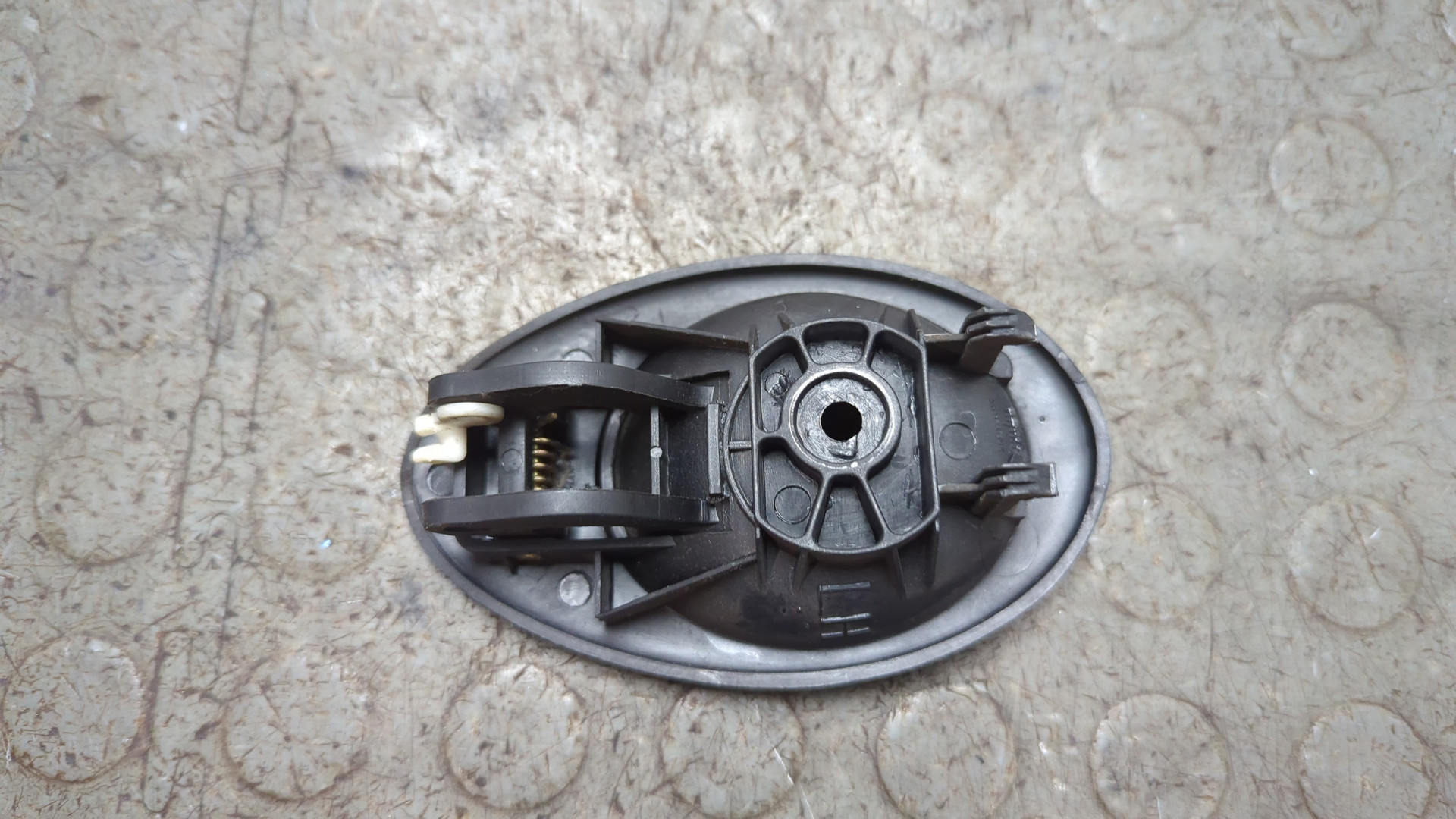 Ручка двери передней внутренняя левая