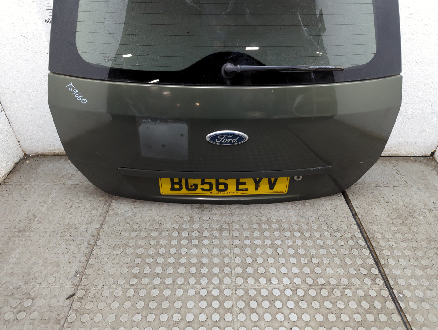 Дверь багажника