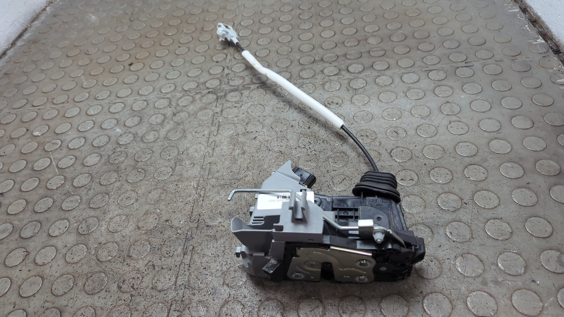 Замок двери передней правой