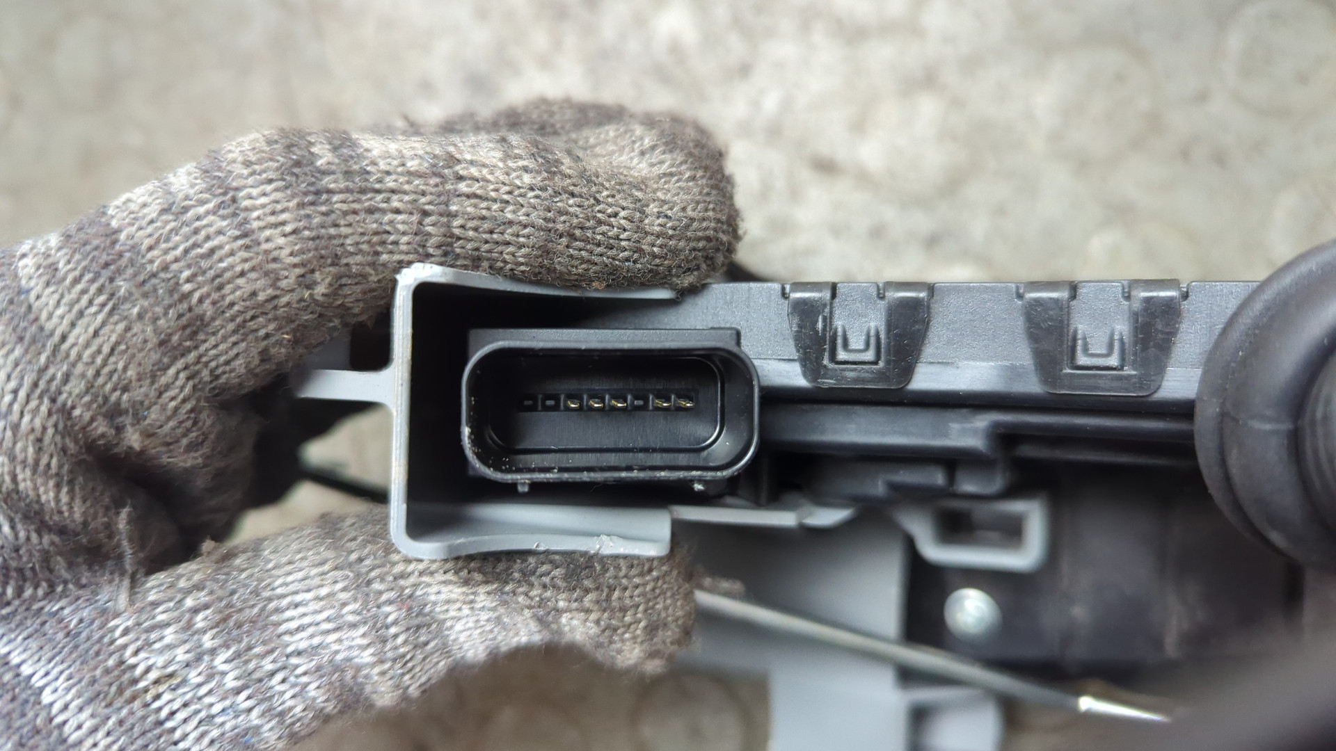 Замок двери передней правой