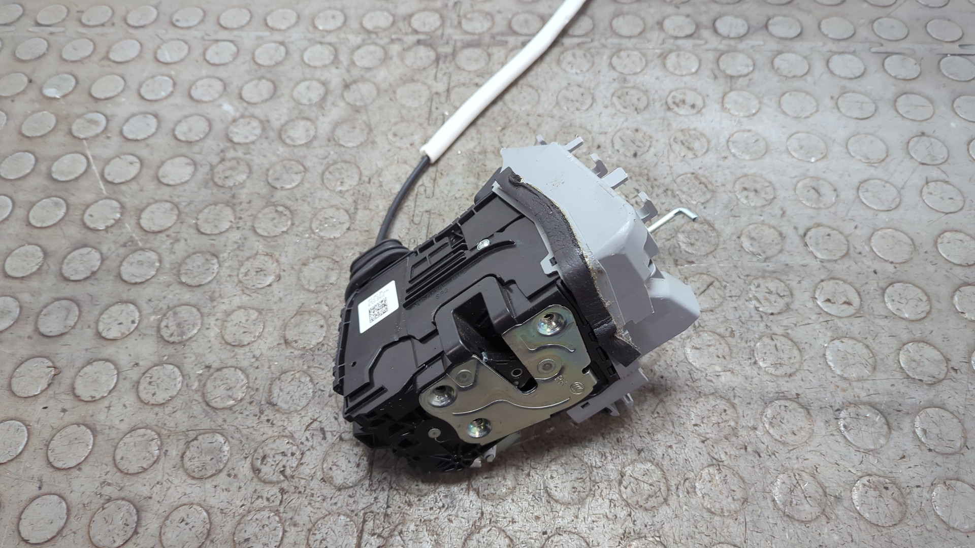 Замок двери передней правой